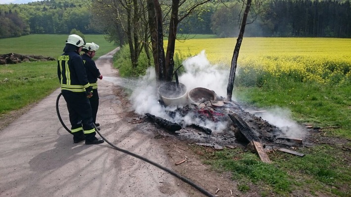 FW Lügde: Feuer 1 / brennender Unrat in Harzberg