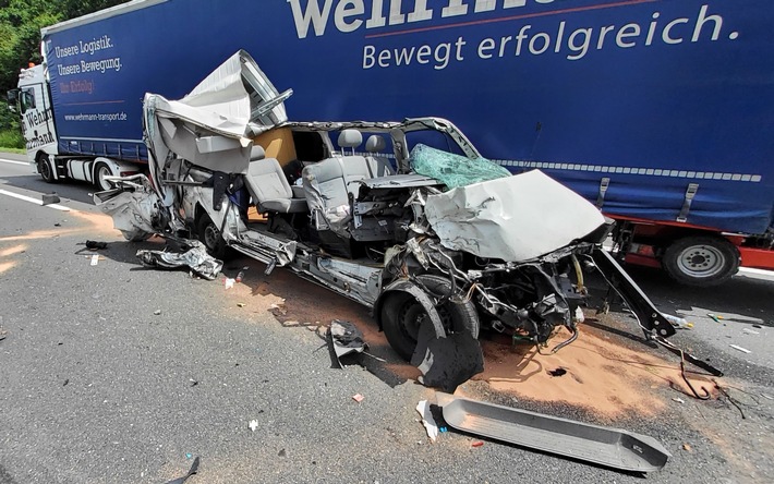 FW-EN: Schwerer Verkehrsunfall mit mehreren LKW und PKW auf der BAB 1