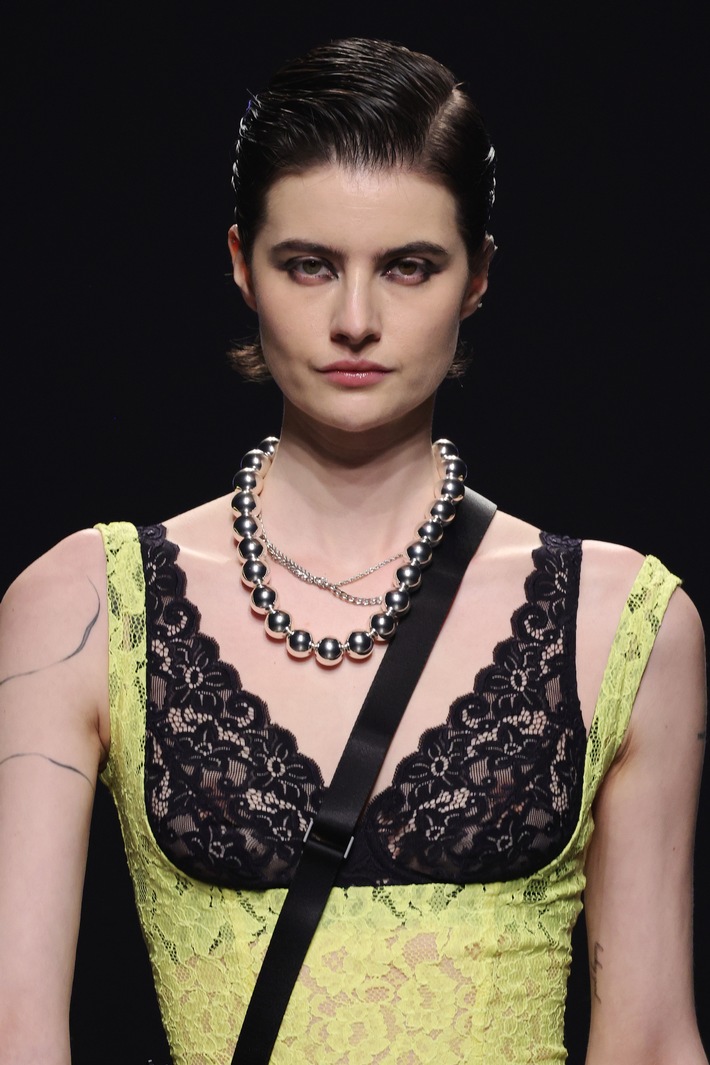 Der Schmuck von Bijou Brigitte glänzt mit rebekka ruétz und Marcel Ostertag auf der Berliner Fashion Week