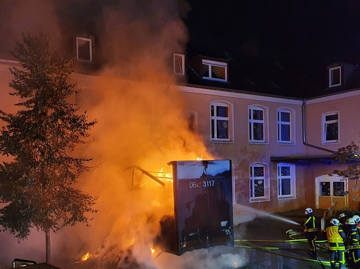 FW-Dorsten: +++ brennender Auflieger greift auf Gebäude über +++