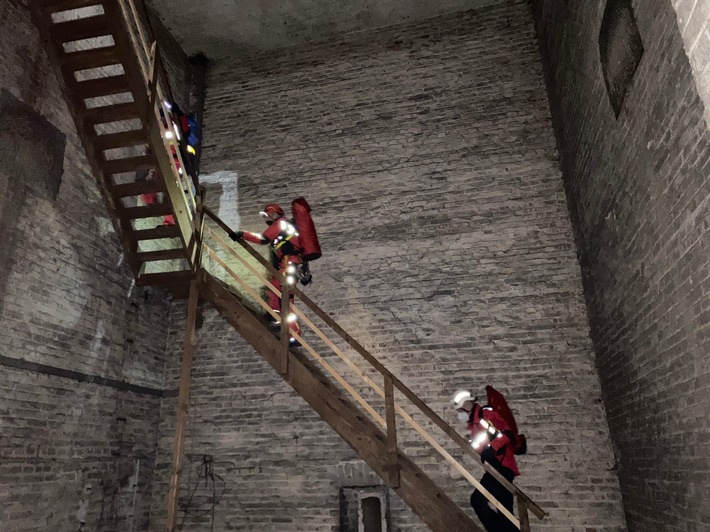 FW-GE: Tierrettungseinsatz am Kirchturm der St. Ludgerus Gemeinde Buer