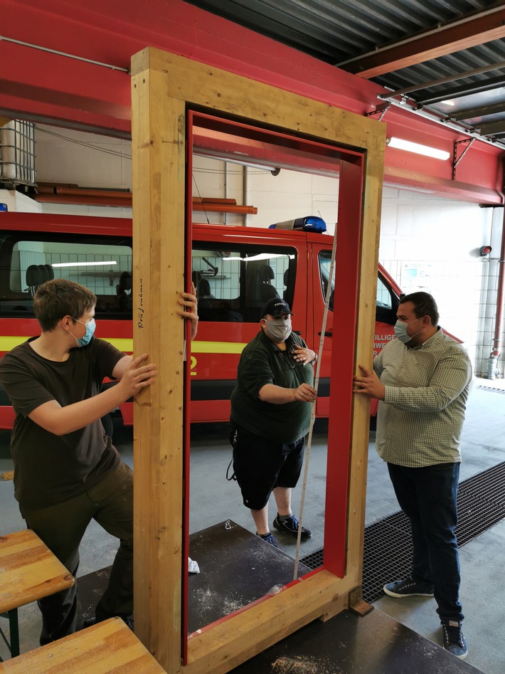 FW-WRN: Sachspende der Firma Hörmann ermöglicht der Freiwillige Feuerwehr Werne das Öffnen von Haus- und Wohnungstüren unter realitätsnahen Bedingungen zu trainieren