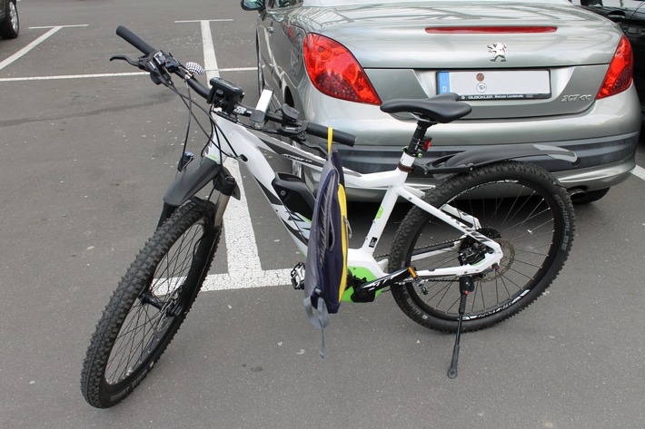 POL-OE: E-Bike-Fahrer stürzt auf Verbrauchermarktparkplatz
