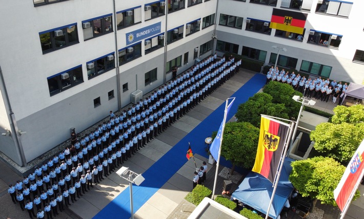 BPOLD FRA: 203 Bundespolizisten feierlich am Flughafen Frankfurt am Main vereidigt
