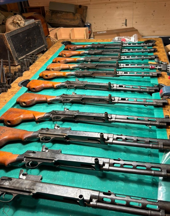 POL-W: W/RS Weiterer Waffenfund in verborgenem Raum - Gemeinsame Presseerklärung von Staatsanwaltschaft und Polizei Wuppertal