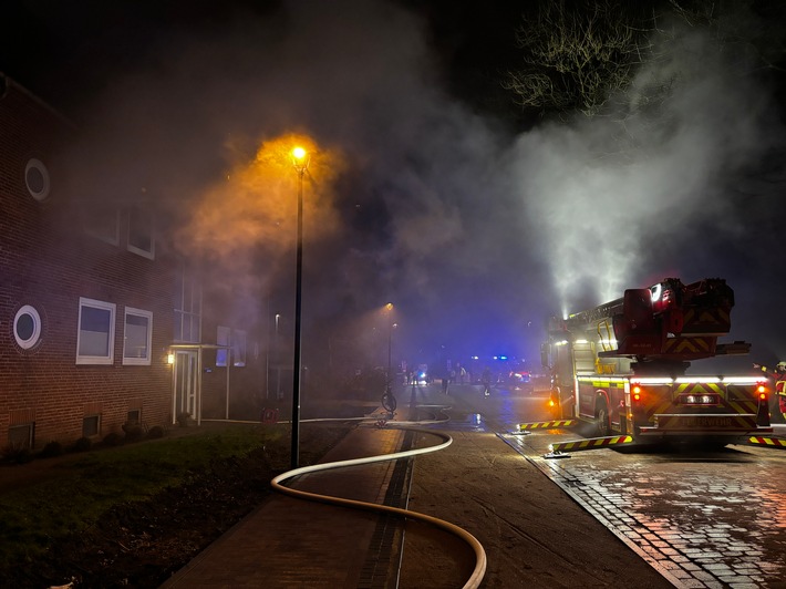 FW-HEI: Wohnungsbrand in Mehrfamilienhaus - Eine verletzte Person in Brunsbüttel