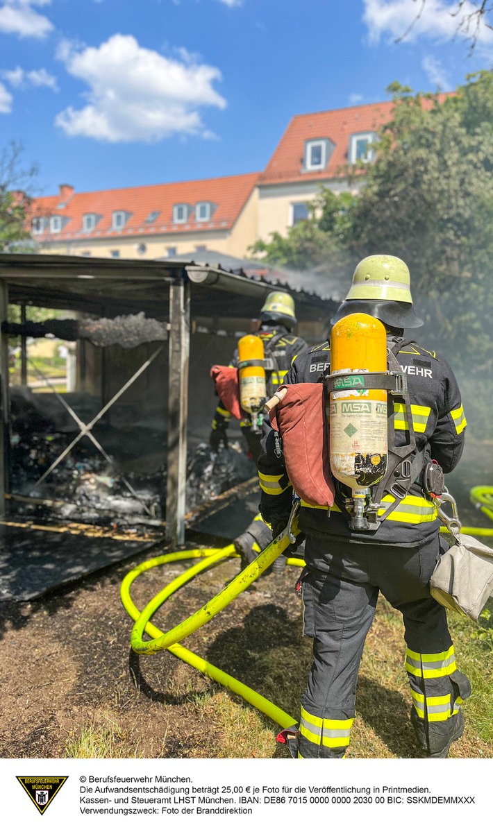 FW-M: Mülltonnenhaus in Vollbrand (Milbertshofen)