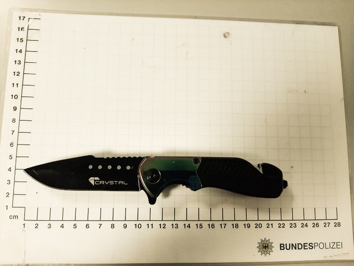 BPOL NRW: Bundespolizei beschlagnahmt Springmesser im Duisburger Hauptbahnhof +++Foto+++