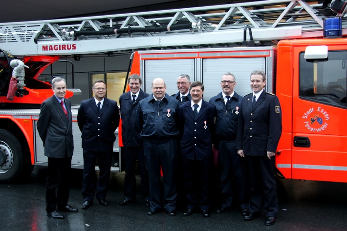 FW-E: Stadtdirektor Christian Hülsmann ehrt altgediente Feuerwehrleute