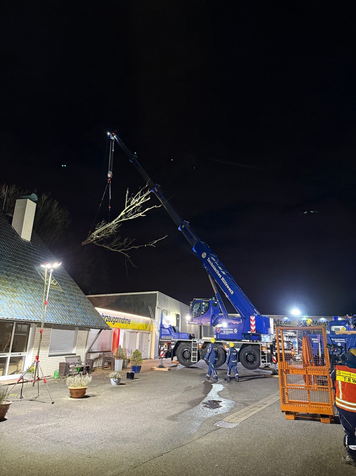 FW-EN: Feuerwehr und THW beseitigen umgestürzten Baum an Wohn- und Geschäftsgebäude