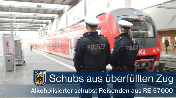 Bundespolizeidirektion München: Alkoholisierter schubste 29-Jährigen vor Abfahrt aus überfülltem Zug