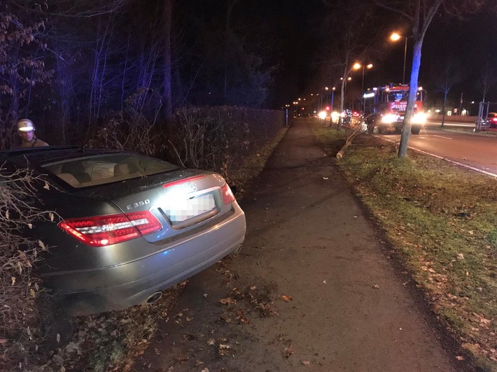 POL-PPWP: Alkoholisierter Autofahrer pflügt Baum um