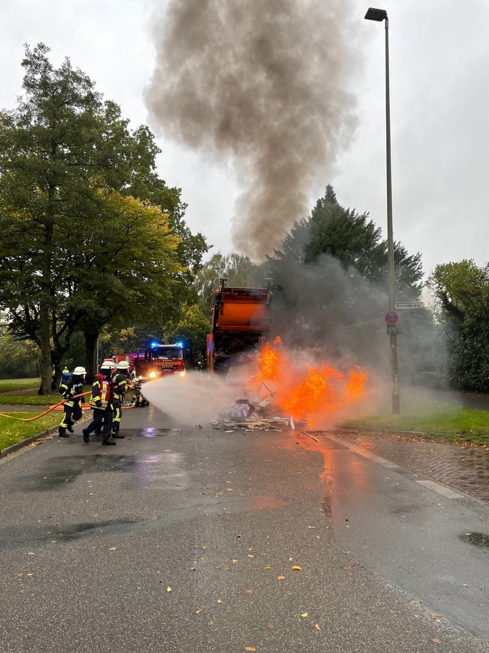 FW-Erkrath: Brennendes Müllfahrzeug in Erkrath-Hochdahl
