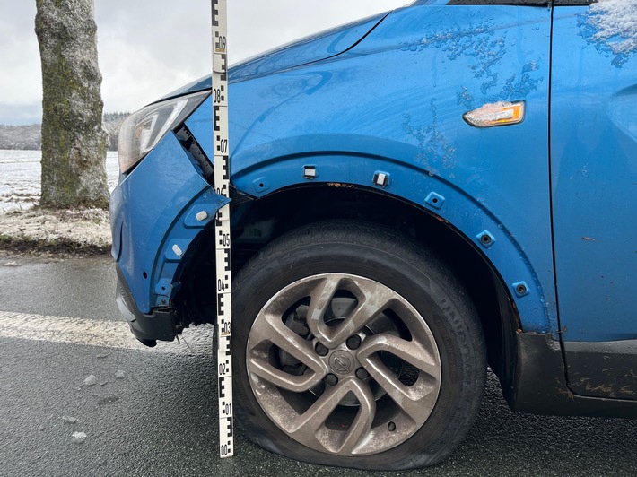 POL-HX: Wie kommen rote Fasern an das blaue Unfallauto?