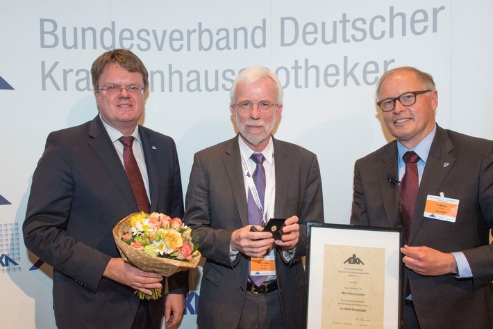 Verleihung der ADKA-Ehrennadel an Professor Dr. med. Wolf-Dieter Ludwig anlässlich des 42. Wissenschaftlichen Jahreskongresses der Deutschen Krankenhausapotheker in Würzburg