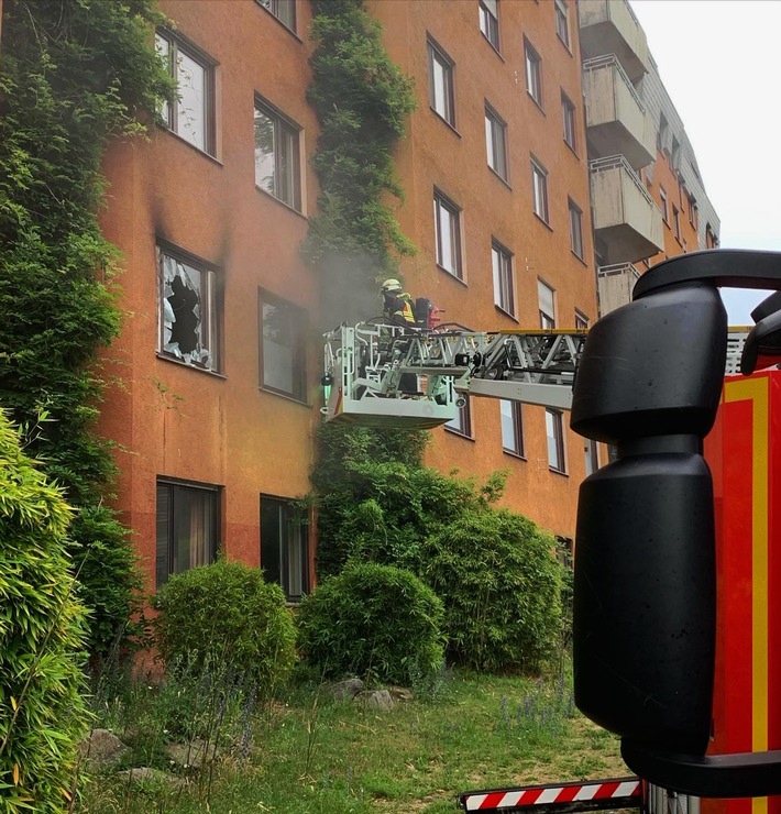 FW-EN: Brand im Gemeinschaftskrankenhaus - Mitarbeiter und Feuerwehr verhindern Schlimmeres - Keine Person verletzt!