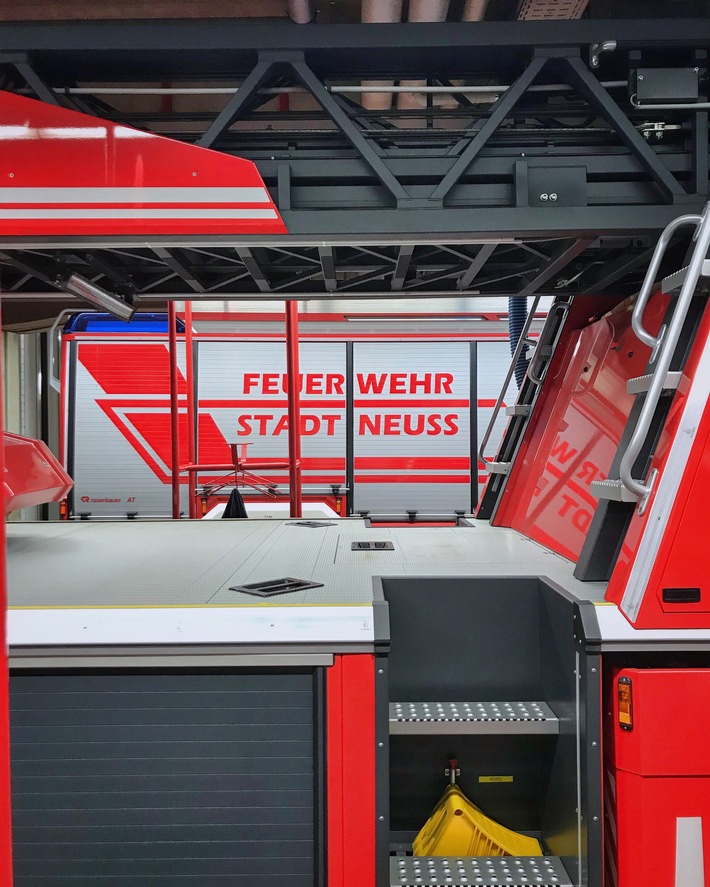 FW-NE: Brand in einer Maschinenhalle eines Entsorgungsbetriebs | Keine Verletzten