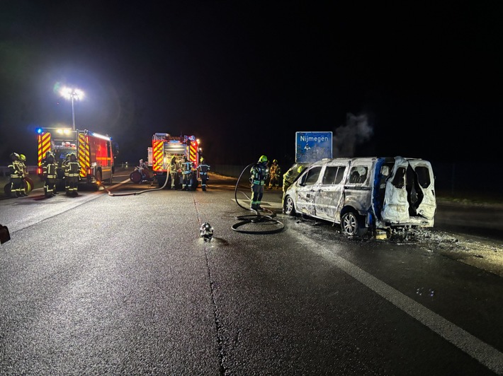 FW Alpen: Brennender Pkw auf der A57