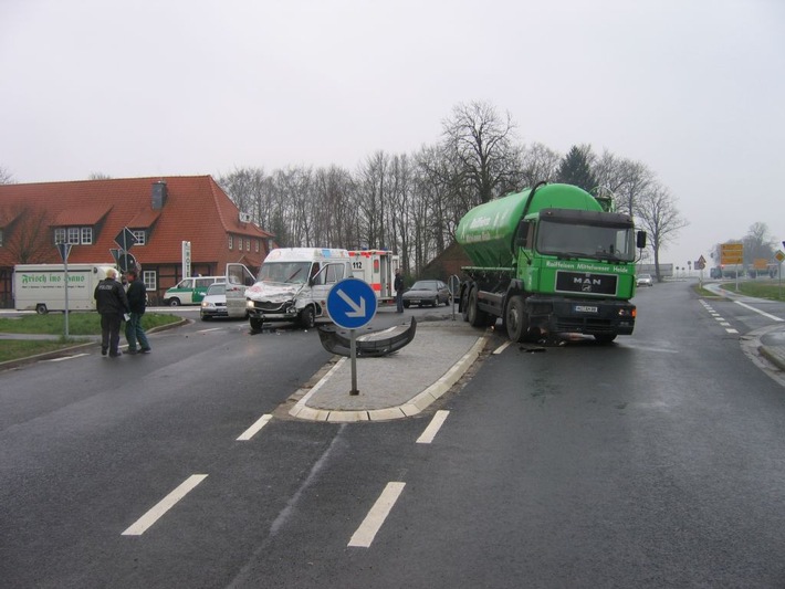 POL-NI: Unachtsamkeit führte zu schadensträchtigem Unfall -Bild im Download-