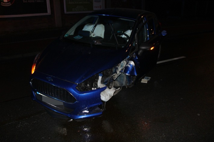 POL-HA: Alleinunfall in Haspe - 64-jährige Autofahrerin kollidiert mit Laterne und verletzt sich leicht