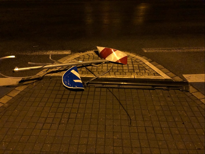 POL-BN: Bonn-Pützchen-Bechlinghoven/-Holzlar: Verkehrszeichen beschädigt - Volvo-Fahrer beging Unfallflucht