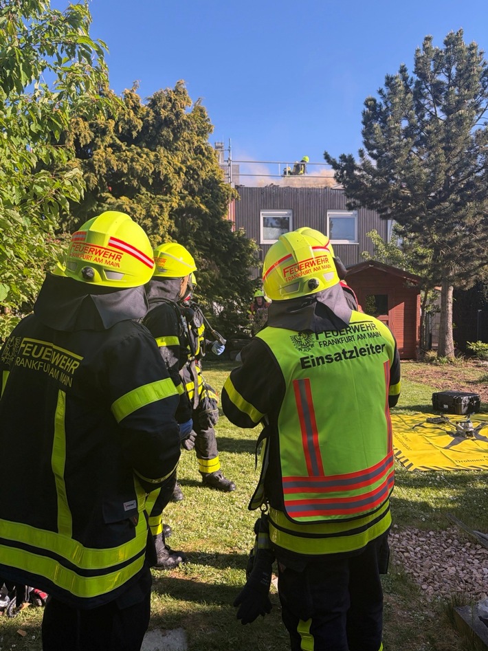 FW-F: Dachstuhlbrand in Frankfurt-Nied - 120 Einsatzkräfte verhindern Ausbreitung