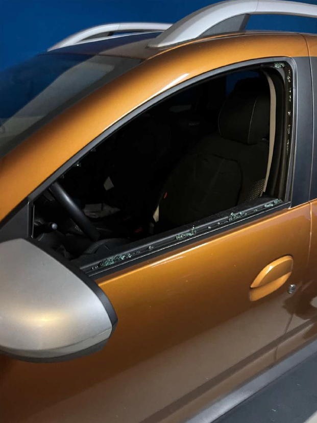 POL-D: Stadtmitte - Polizei befreit Einjährigen - Autoscheibe eingeschlagen - Pflegemutter stellt Pkw im Parkhaus ab und geht Einkaufen - Kleinkind zurückgelassen