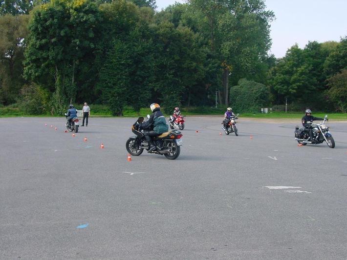 POL-DN: 011010 -7- (Kreis Düren) Sicherheit für motorisierte Zweiradfahrer ( Foto -3- als Anlage)