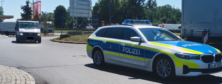 POL-OF: Kontrolle des Schwerlastverkehrs: jeder dritte kontrollierte Laster wies Mängel auf; Radler schubste Passant zu Boden; Kollision zweier Autos im Kreisverkehr und mehr