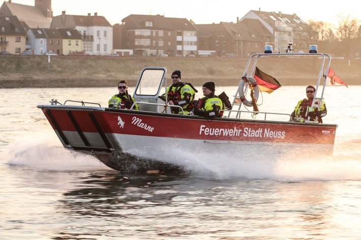 FW-NE: Havariertes Sportboot sorgt für Feuerwehreinsatz | Boot geborgen