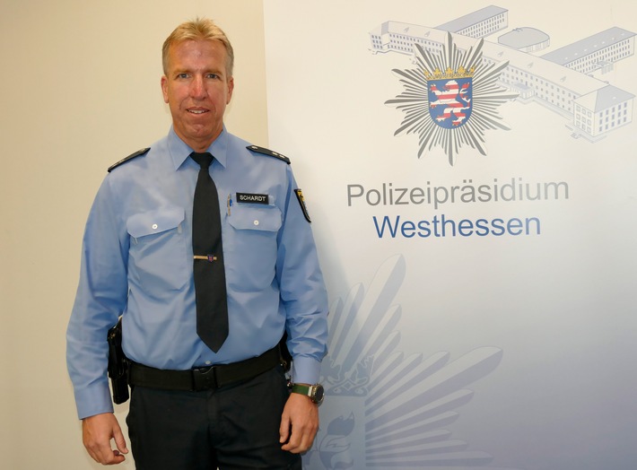 POL-LM: Staffelübergabe des Schutzmanns vor Ort bei der Polizeistation Limburg