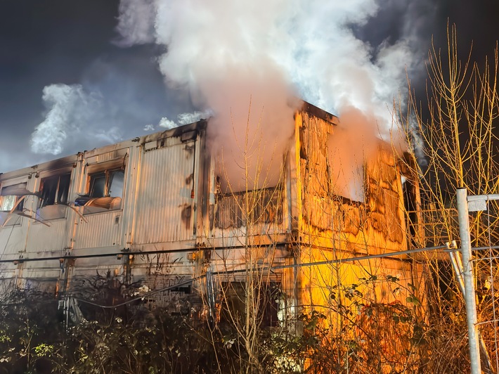 FW-E: Essen-Westviertel - Baucontainer in Brand geraten