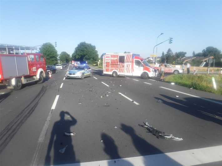 POL-DN: Drei Schwerverletze bei Verkehrsunfall