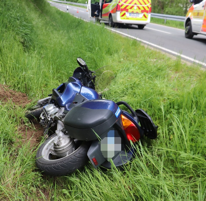 POL-HX: Motorradfahrer landet in Graben