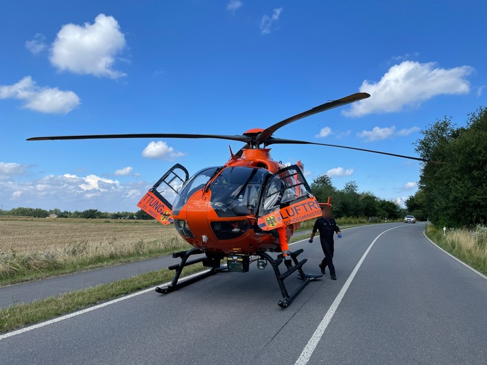 FW Mettmann: Schwerer Verkehrsunfall zwischen Motorrad und PKW auf dem Mettmanner Südring. Beide Fahrzeuge brannten vollständig aus. Zwei Personen wurden bei dem Verkehrsunfall verletzt. Eine davon schwer.