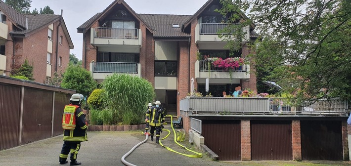 FW-WRN: FEUER_3 - LZ1 - es riecht nach Rauch, alle Heimrauchmelder ausgelöst>Dachgeschoss