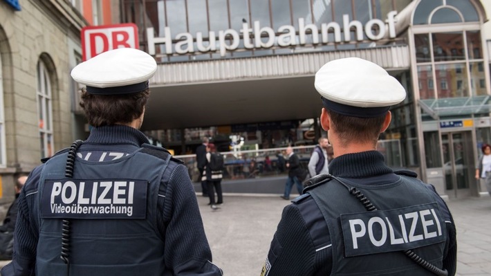 Bundespolizeidirektion München: Bei Flaschenangriff selbst verletzt / 25-Jähriger erleidet Schnittverletzungen an der Hand