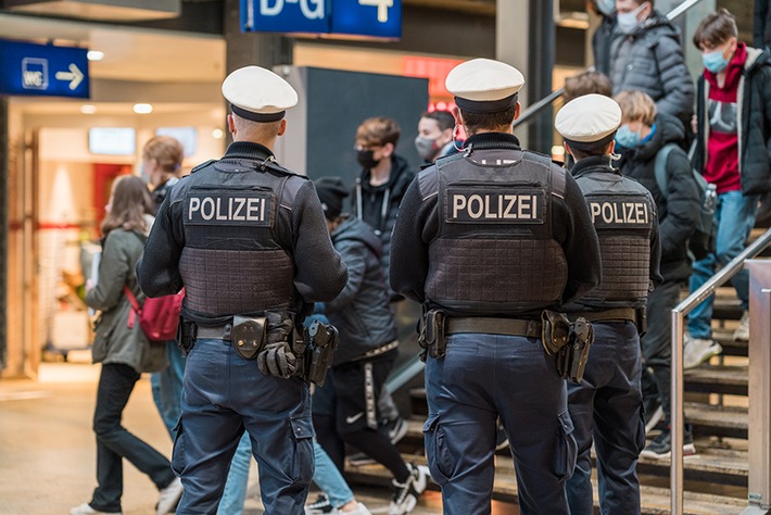 BPOL NRW: "Ich ficke Polizei": Aggressiver Mann greift Bundespolizisten an