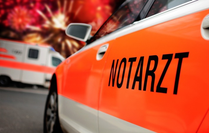 Notarzt in Einsatzbereitschaft bei einem Silvester-Feuerwerk / Weiterer Text über ots und www.presseportal.de/nr/156523 / Die Verwendung dieses Bildes ist für redaktionelle Zwecke unter Beachtung ggf. genannter Nutzungsbedingungen honorarfrei. Veröffentlichung bitte mit Bildrechte-Hinweis.