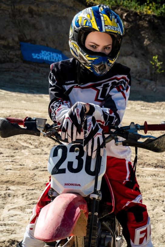 Model beim Motocross: Cheyenne Ochsenknecht erlebt Action- und Adrenalin beim Jochen Schweizer Motocross-Training