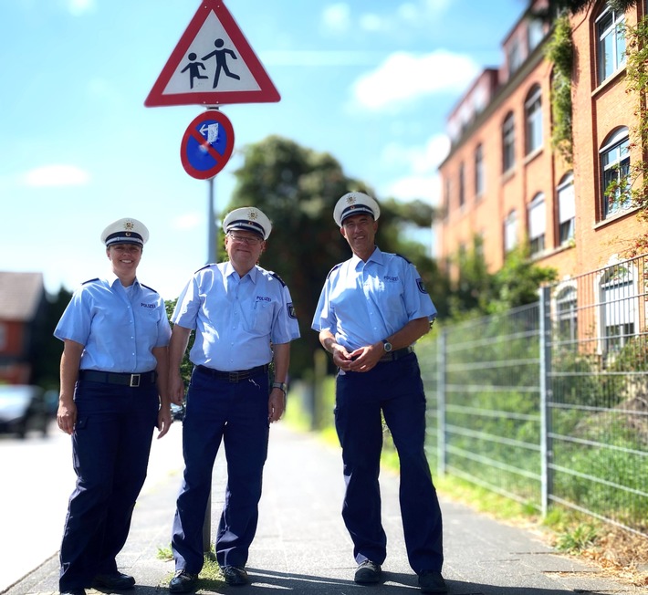 POL-HA: Schulwegbegehungen mit den Verkehrssicherheitsberatern der Polizei Hagen: Frischgebackene Erstklässler sicher im Straßenverkehr begleiten