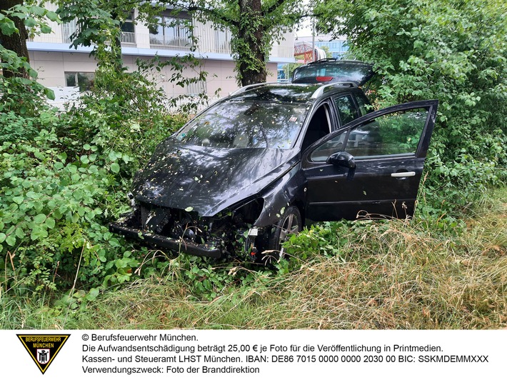 FW-M: Verkehrsunfall - Fahrzeug landet im Grünstreifen (Obersendling)