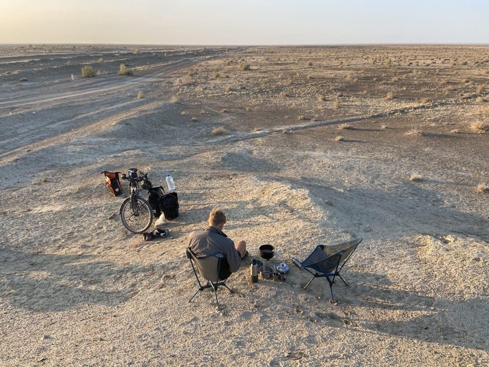 Kompromisslos praktisch: Kocher und – Titan-Geschirr für Bikepacking-Abenteuer