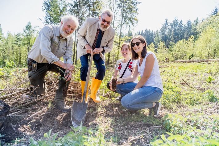 Ein Geschenk, das Wald und Klima hilft / Die DRK Volunta pflanzt auf dem Stoppelberg in Wetzlar in Kooperation mit HessenForst 500 Bäume