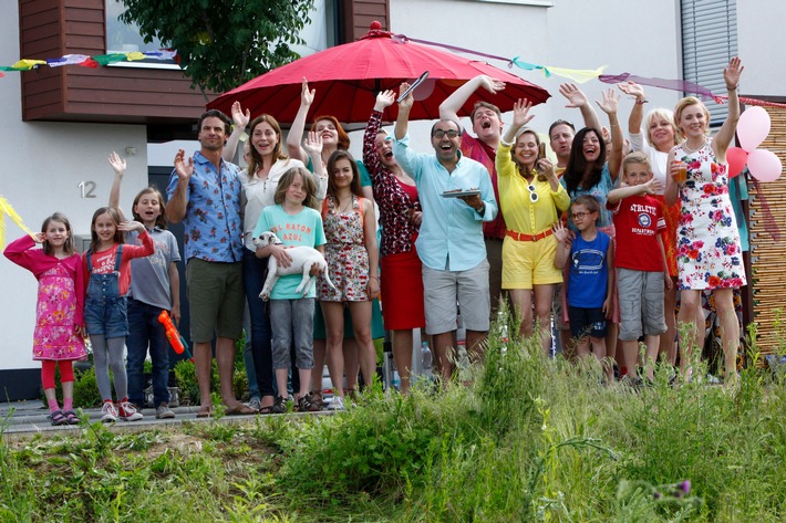 "Ein Reihenhaus steht selten allein" / ZDF-Komödie mit Stephan Luca, Ulrike C. Tscharre und Felicitas Woll (FOTO)