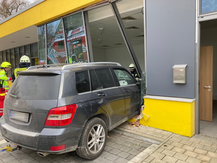 POL-KS: Auto fährt in Helsa in Schaufensterscheibe von leerstehendem Geschäft: Fahrer leicht verletzt