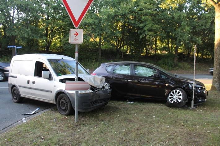 POL-BO: Autofahrer (21) wird bei Unfall verletzt