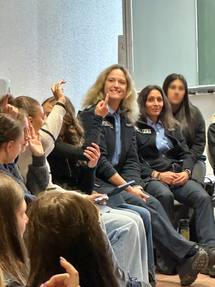 Mittelhessen: Mittelhessen: Cops im Dialog zu Gast an der Gesamtschule Gleiberger Land