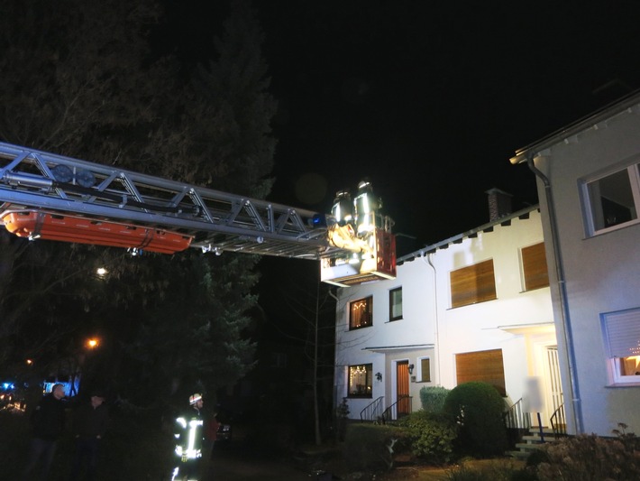 FW-AR: Hausbewohner reagieren bei Kaminbrand in Neheim umsichtig