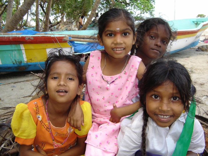 Sechs Monate nach dem Tsunami: Kavitha kann wieder lachen / Das Kinderhilfswerk terre des hommes zieht Zwischenbilanz der Hilfe in Südasien